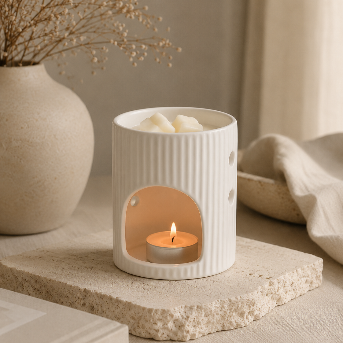 Quemador blanco para wax melts con vela de té encendida