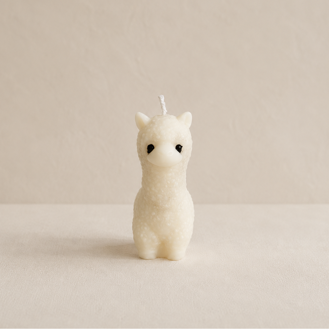 Vela decorativa Alpaca en color blanco vista frontal