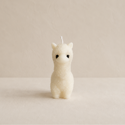 Vela decorativa Alpaca en color blanco vista frontal