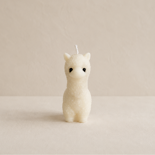 Vela decorativa Alpaca en color blanco vista frontal