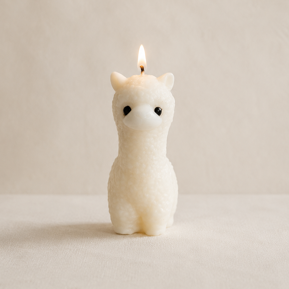 Vela decorativa Alpaca de soja en color blanco encendida