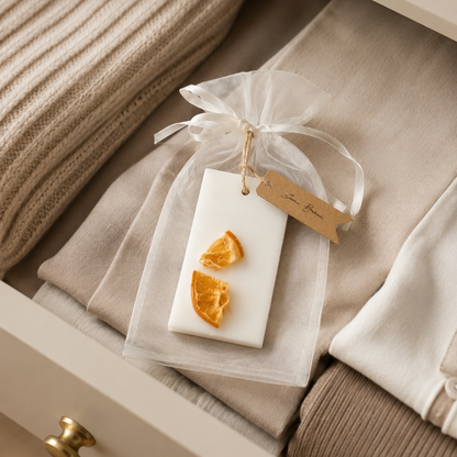 Pastilla aromática rectangular colocada sobre ropa doblada