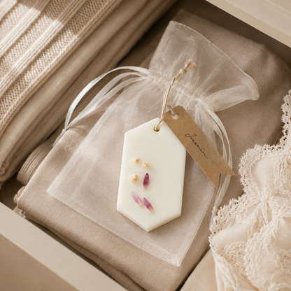 Ambientador perfumado decorado con flores y tarjeta escrita a mano