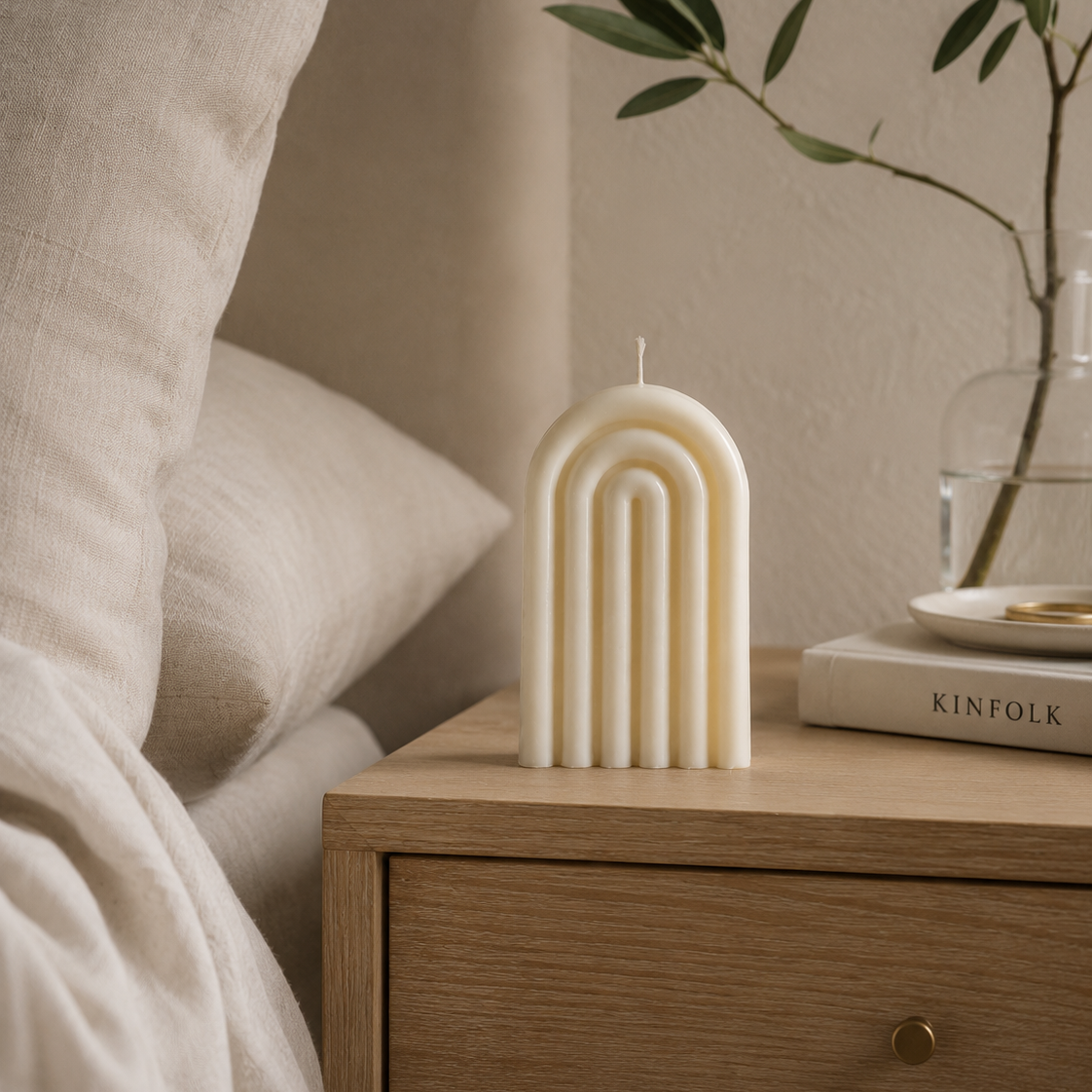 Vela decorativa Arcoíris de soja sobre mueble de madera