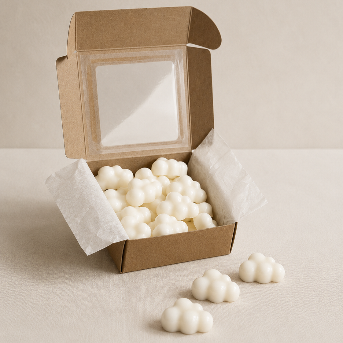 Wax melts nube ropa limpia junto a caja kraft abierta