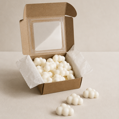 Wax melts nube ropa limpia junto a caja kraft abierta