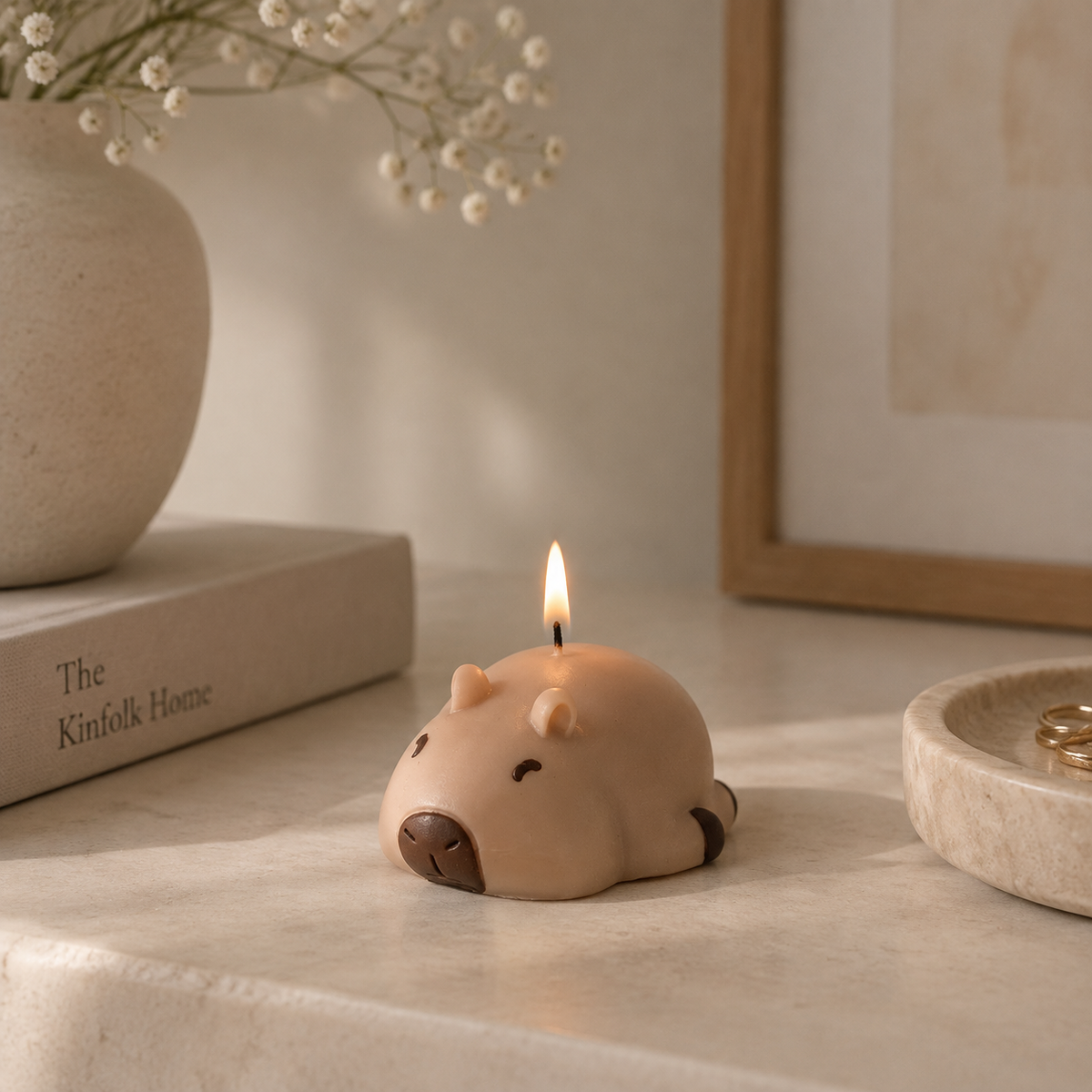 Vela Capibara en ambiente decorativo de hogar