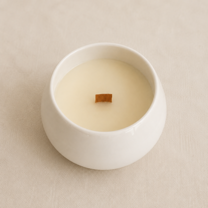 Vista superior de vela aromática de soja en cuenco de porcelana blanca