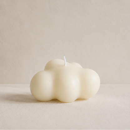 Vela decorativa nube de cera de soja sobre fondo beige