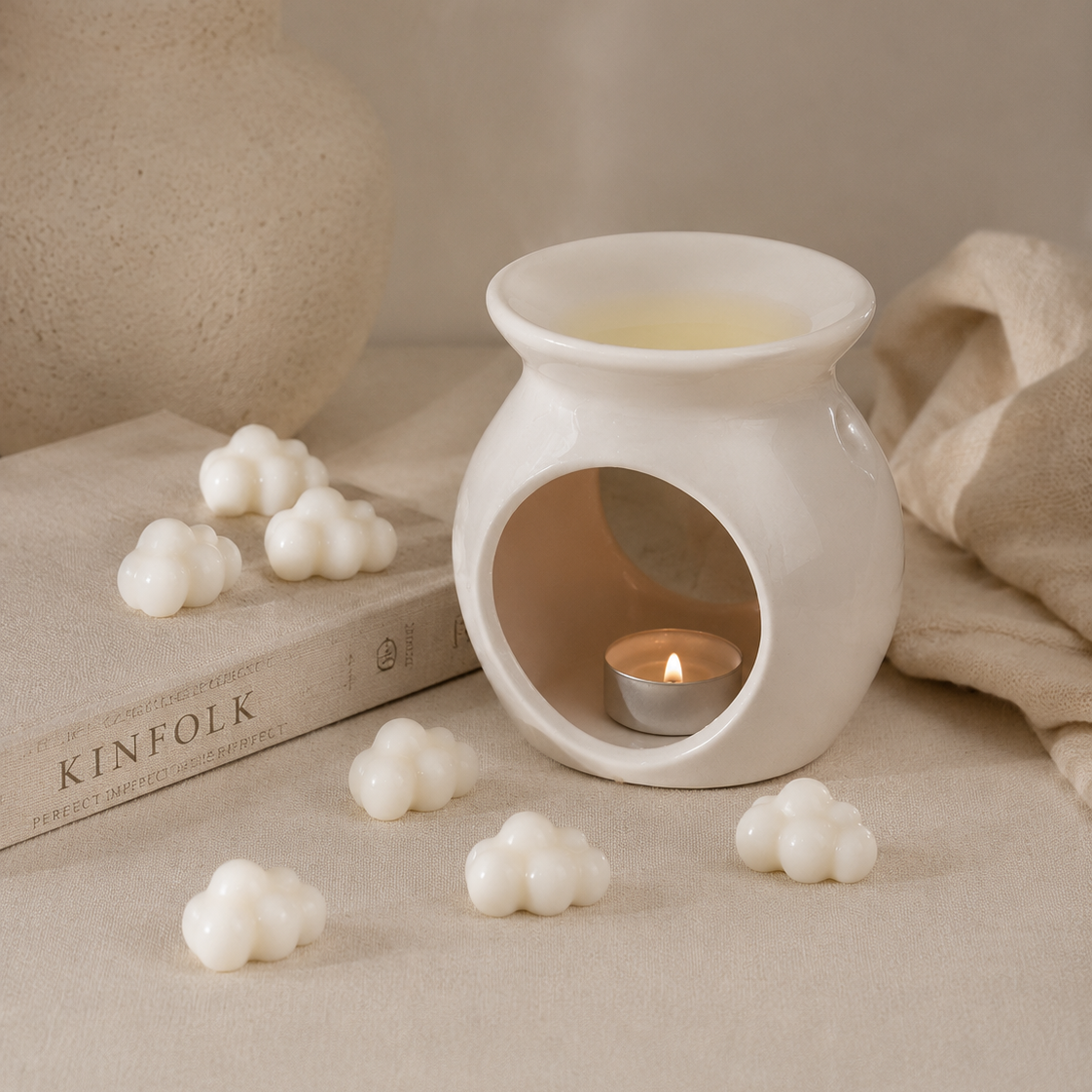 Wax melts ropa limpia en forma de nube junto a quemador encendido