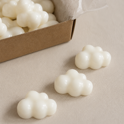 Detalle de wax melts de soja con forma de nube aroma ropa limpia