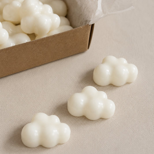 Detalle de wax melts de soja con forma de nube aroma ropa limpia