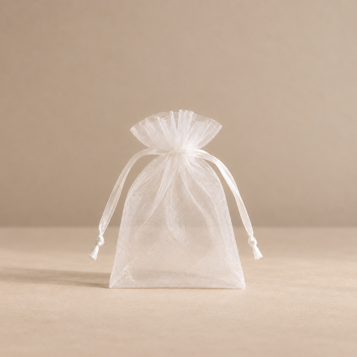 Bolsita de organza blanca con cierre de cordón
