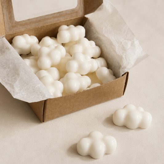 Caja abierta con wax melts de soja en forma de nube aroma ropa limpia