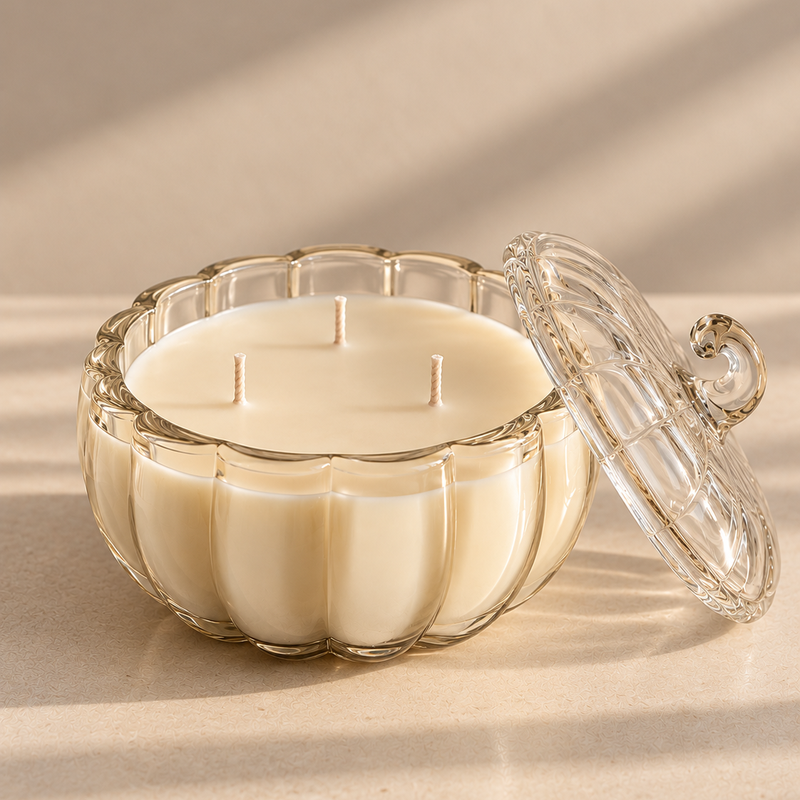 Vela de soja premium en recipiente de cristal con forma de calabaza y tres mechas de algodón