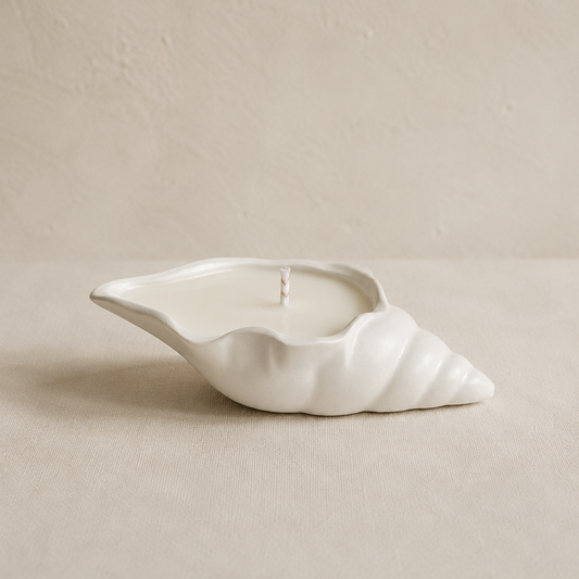 Vela aromática escultural con forma de concha en marmolina blanca