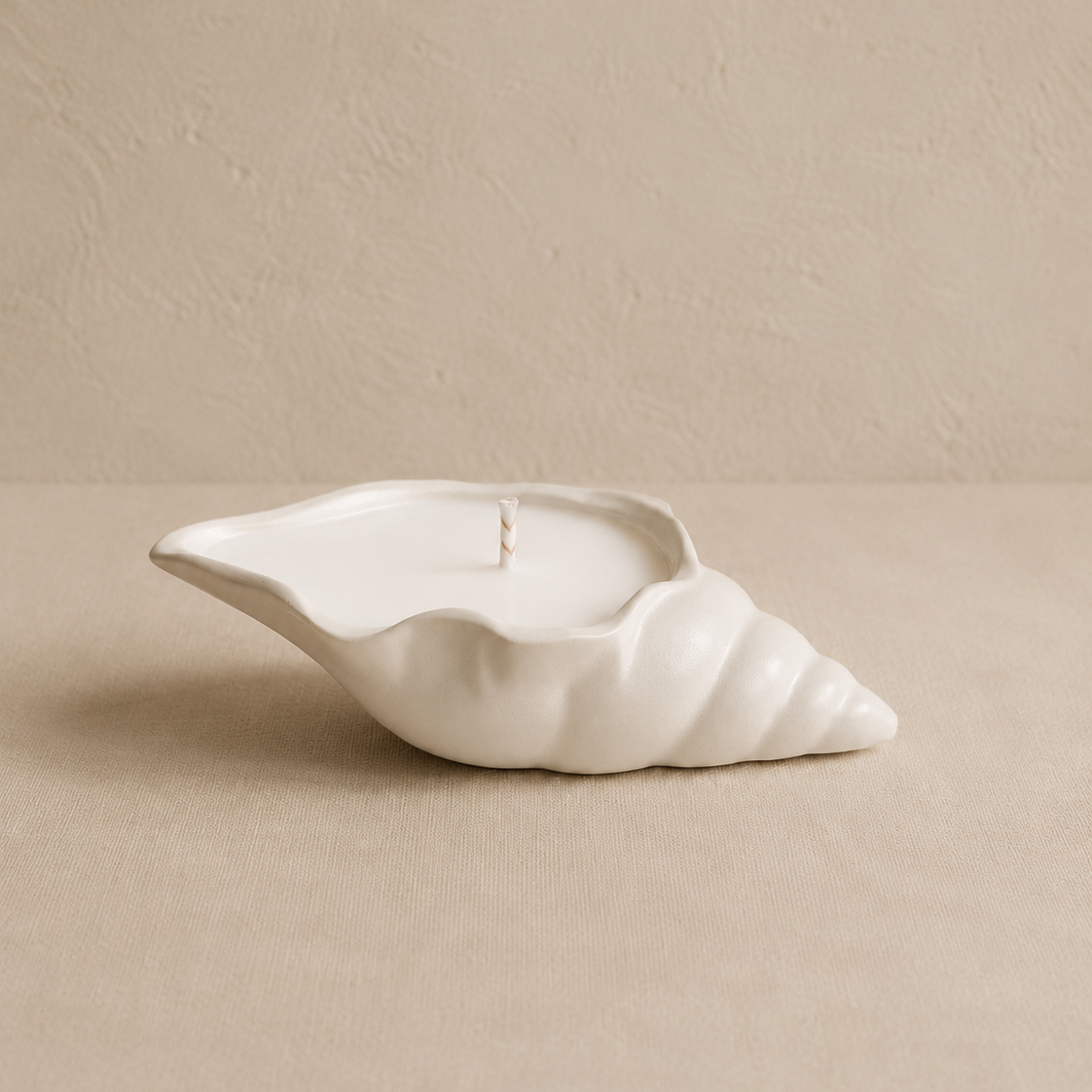 Vela concha decorativa de cera de soja en marmolina blanca