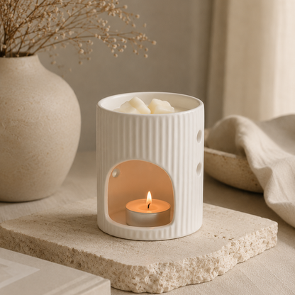 Quemador blanco para wax melts con vela de té encendida
