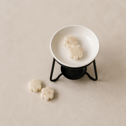 Vista superior de quemador negro para wax melts con flores aromáticas
