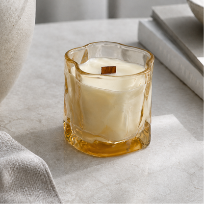 Vela aromática de soja en cristal irregular ámbar en ambiente decorativo