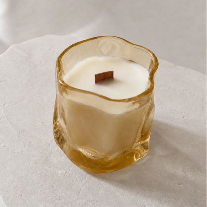 Vela aromática de soja en cristal irregular ámbar de 130 g vista superior