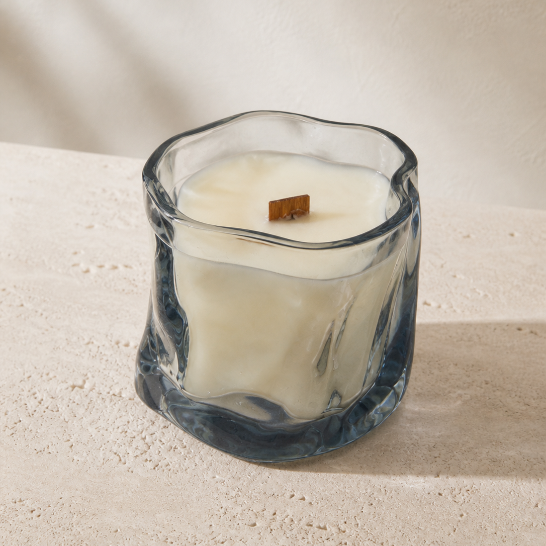 Vela aromática de soja en frasco de cristal irregular azul de 130 g