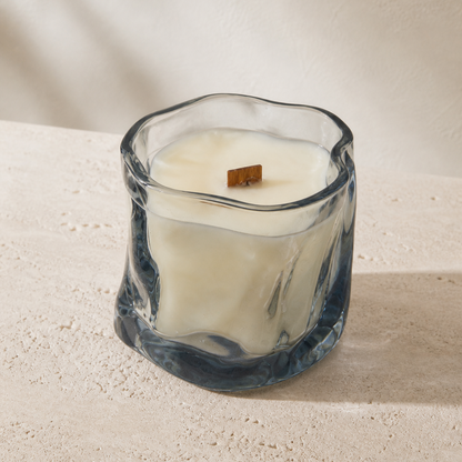 Vela aromática de soja en frasco de cristal irregular azul de 130 g