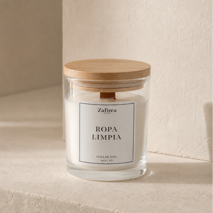 Vela aromática decorativa con tapa de madera en ambiente neutro