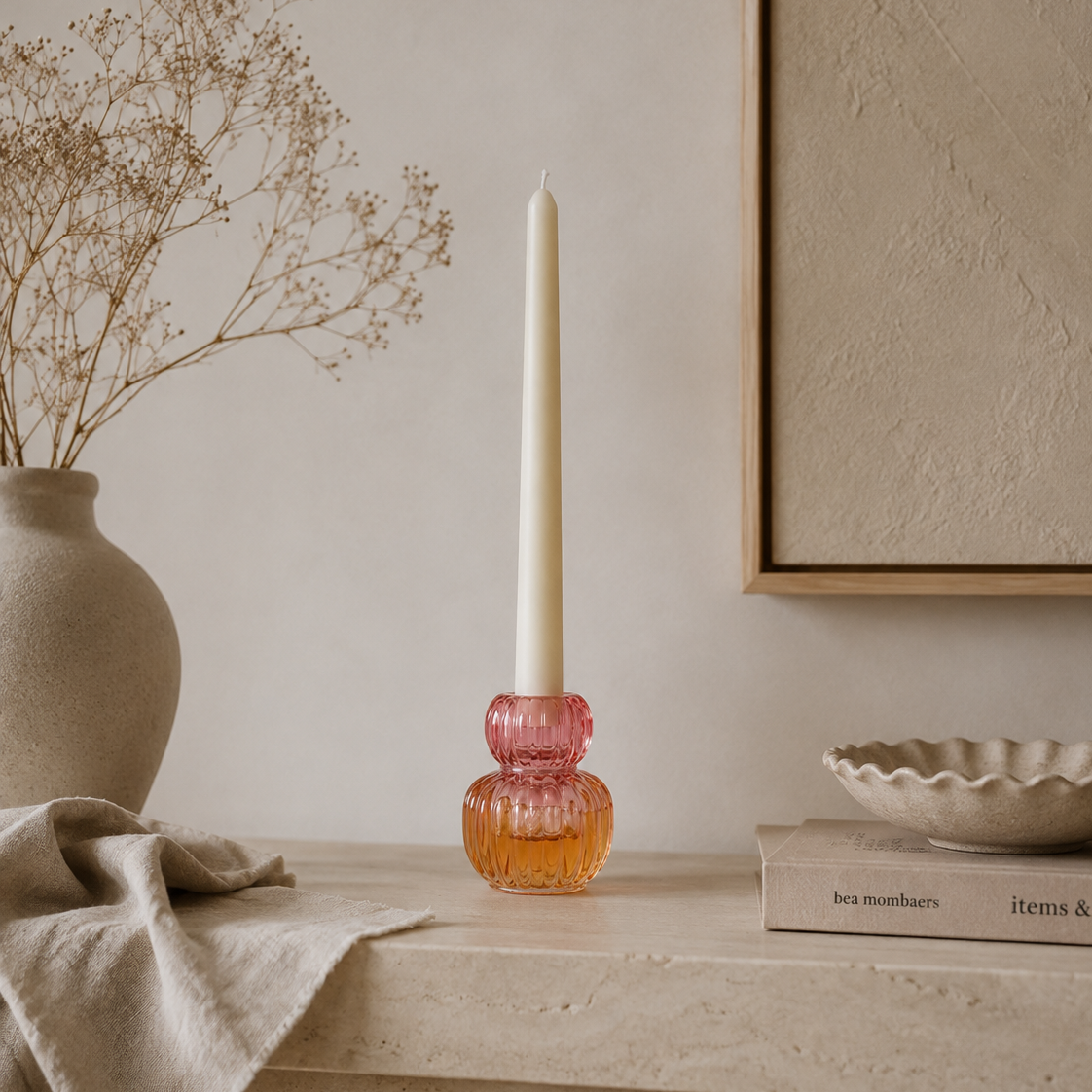 Vela decorativa larga blanca en ambiente minimalista