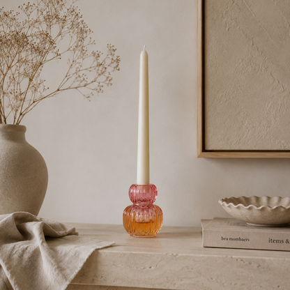 Vela decorativa larga blanca en ambiente minimalista