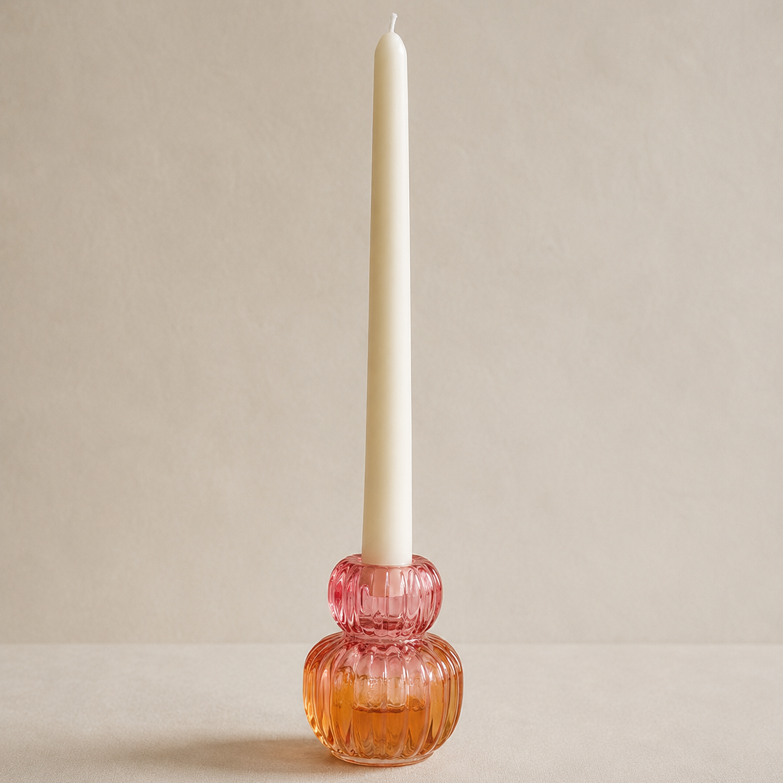 Vela decorativa alargada blanca de estilo elegante