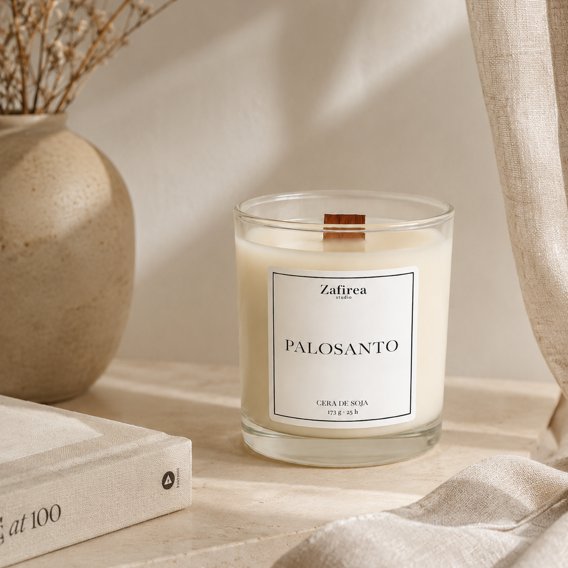 Vela aromática en vaso de cristal decorando un ambiente cálido y minimalista